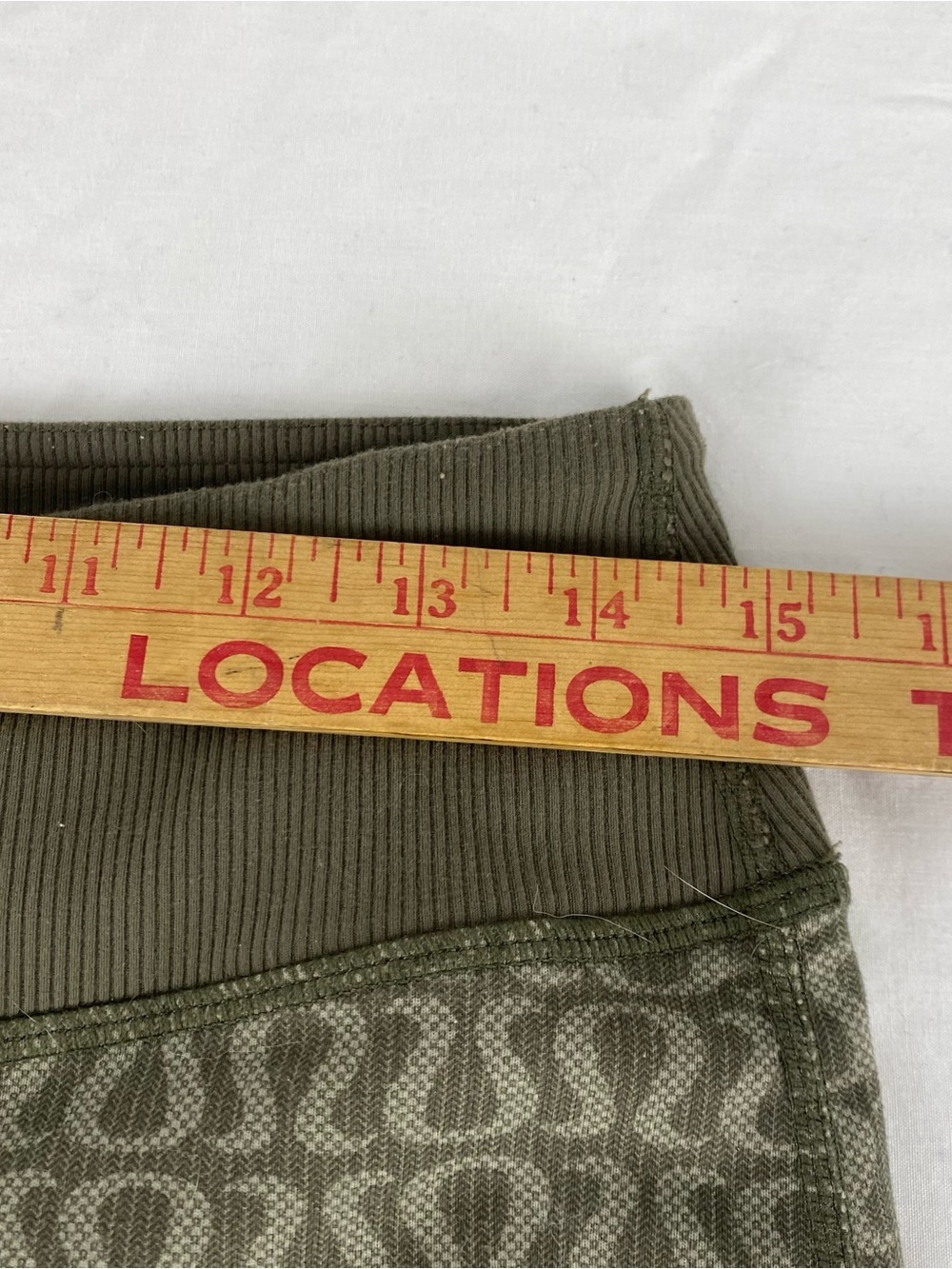 Vintage Lululemon Bermuda Shorts Olive Green Patterned Y2K Approx 10 - Picture 6 of 9